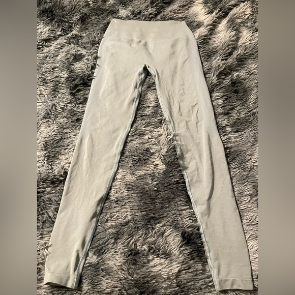 ALPHALETE - Light Gray , AMPLIFY Women's Seamless Scrunch Legging - Picture 1 of 9